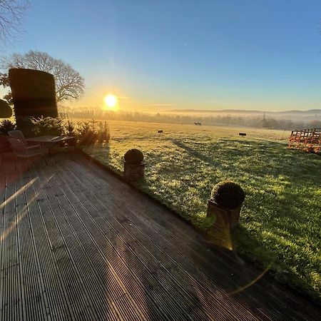 Stunning Cabin With Incredible Views Near Goodwood Rogate エクステリア 写真